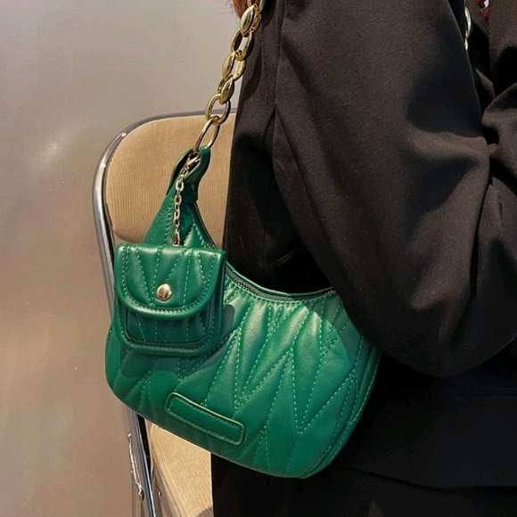 Quilted pattern gold chain novelty hand bag with coin base - Picture 2 of 6